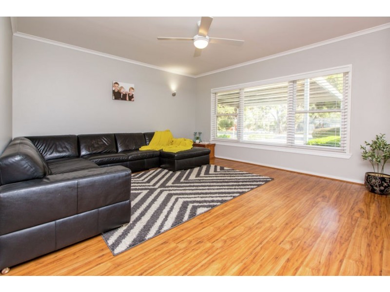 9 Cooinbil Crescent, Kooringal NSW 2650