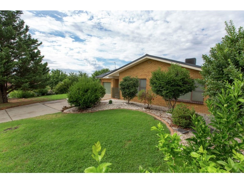 2 Atherton Crescent, Tatton NSW 2650