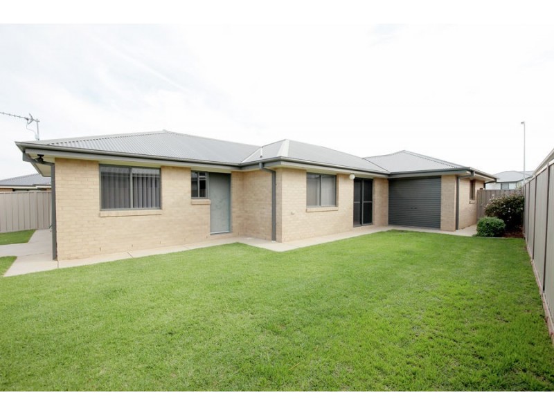 14 Bindari Avenue, Glenfield Park NSW 2650