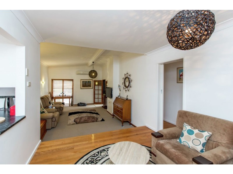 20 Cooinbil Crescent, Kooringal NSW 2650