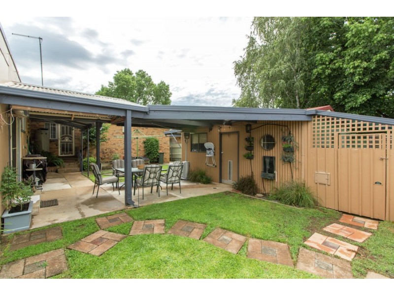 20 Cooinbil Crescent, Kooringal NSW 2650