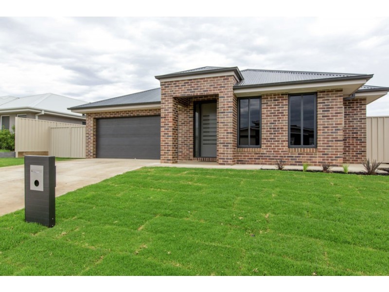 4 Cunjegong Loop, Gobbagombalin NSW 2650