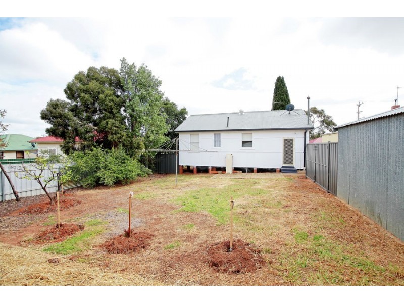 8 Margaret Avenue, Mount Austin NSW 2650