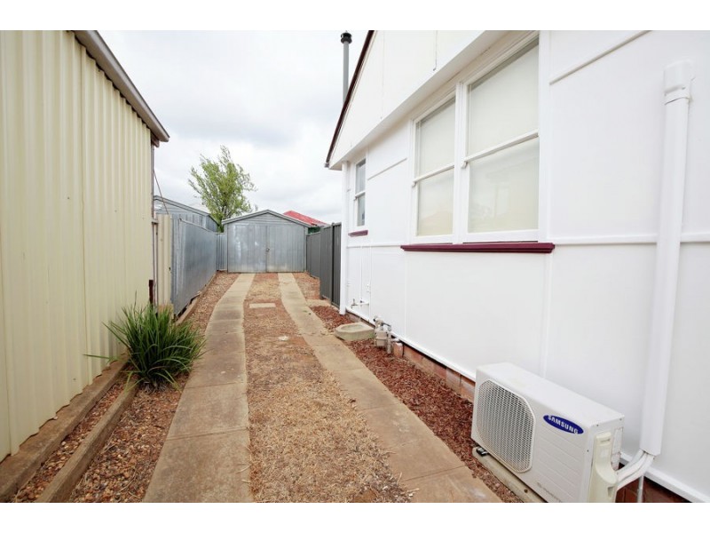 8 Margaret Avenue, Mount Austin NSW 2650