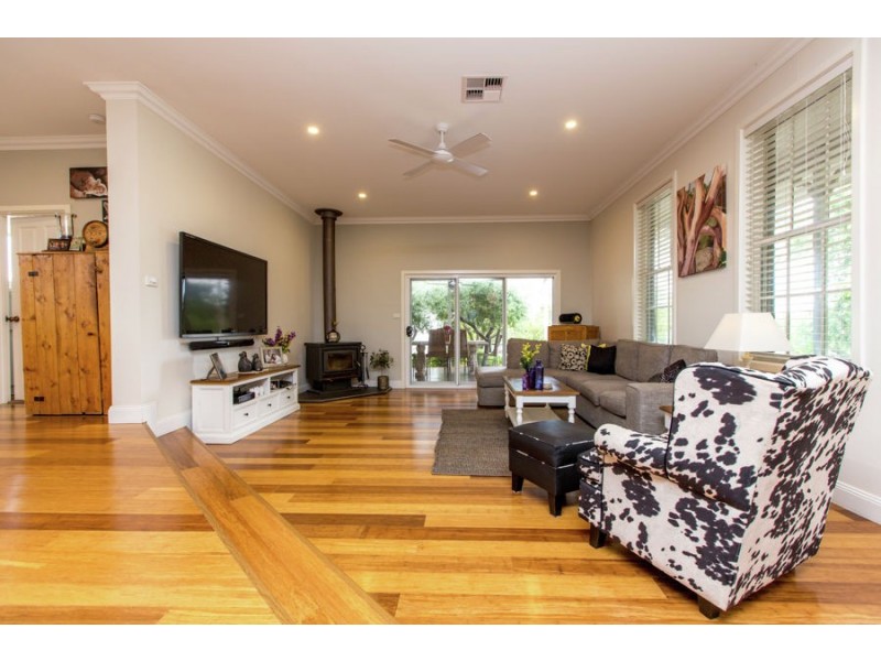 14 Silverwood Road, Lake Albert NSW 2650