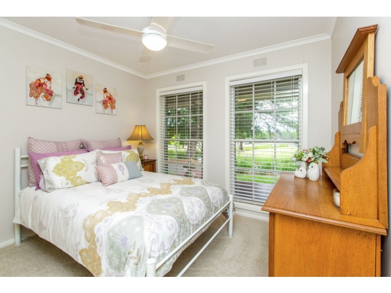 14 Silverwood Road, Lake Albert NSW 2650