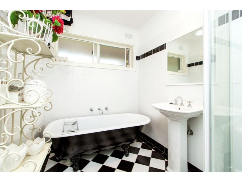 14 Silverwood Road, Lake Albert NSW 2650