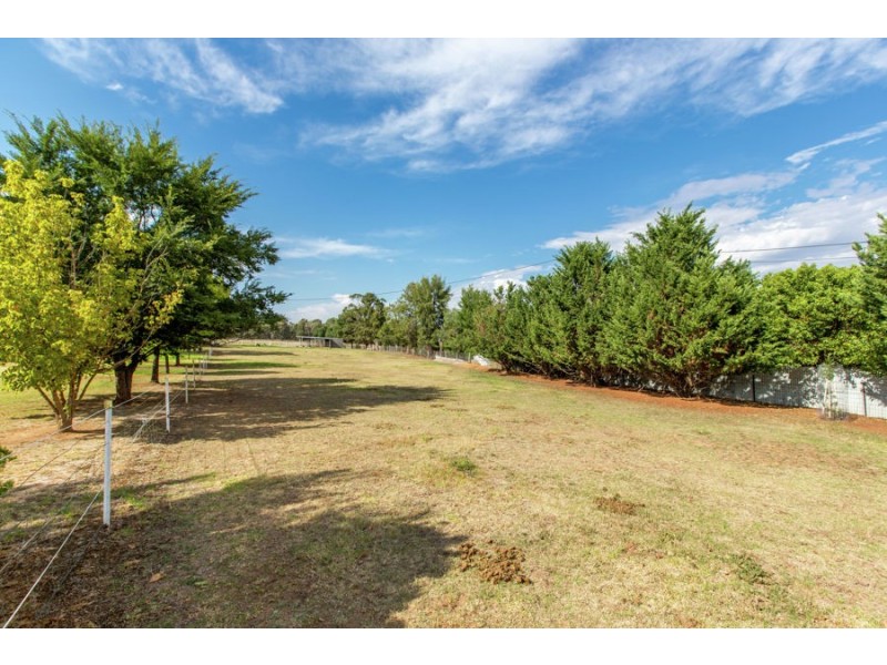 14 Silverwood Road, Lake Albert NSW 2650