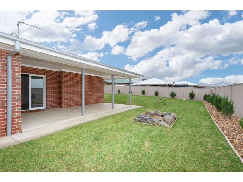 30 Flack Crescent, Boorooma NSW 2650