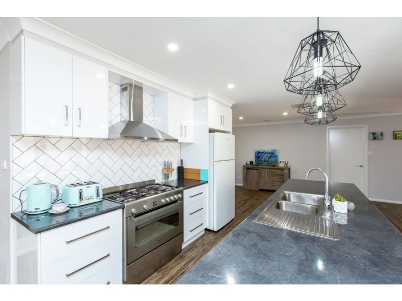 9 Morris Crescent, Gobbagombalin NSW 2650
