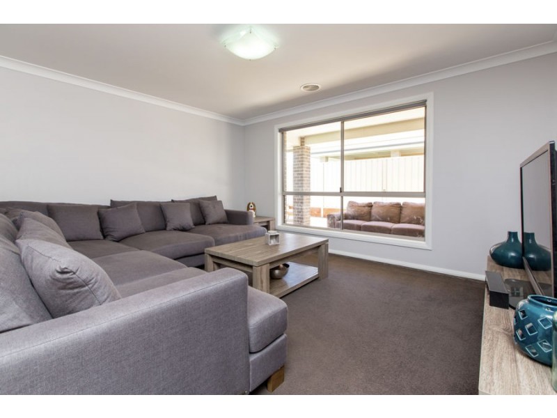 9 Morris Crescent, Gobbagombalin NSW 2650