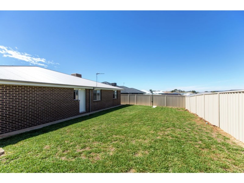 9 Morris Crescent, Gobbagombalin NSW 2650