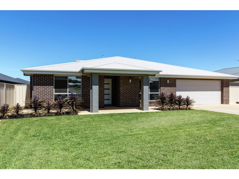 9 Morris Crescent, Gobbagombalin NSW 2650