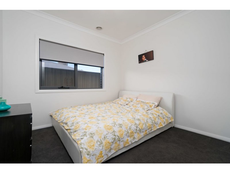 8 Ross Parkway, Gobbagombalin NSW 2650