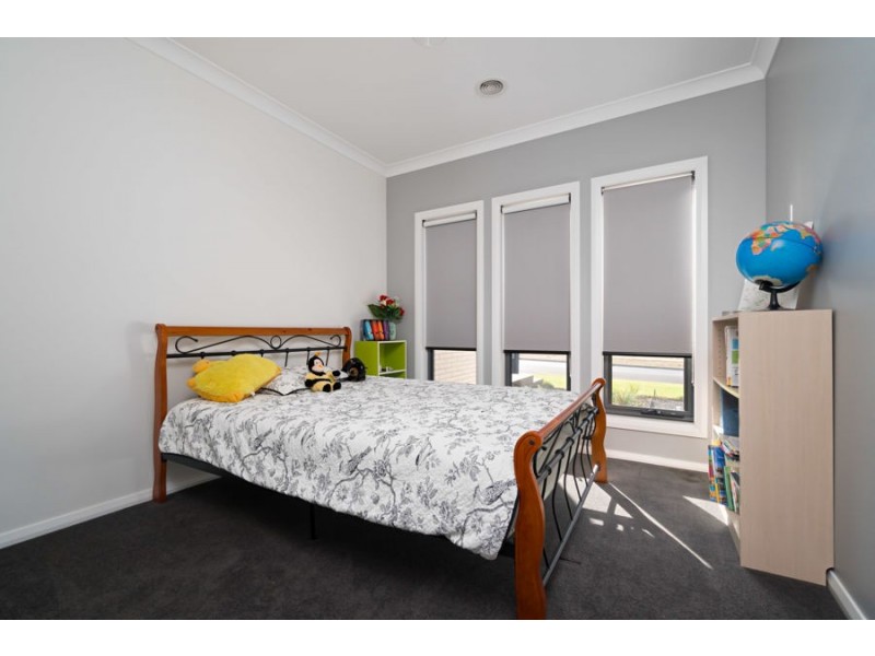 8 Ross Parkway, Gobbagombalin NSW 2650