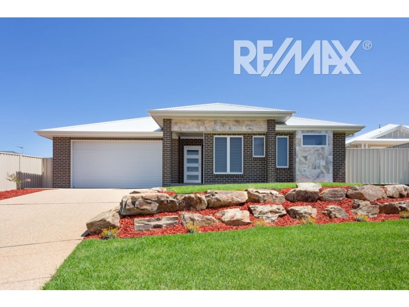 32 Ross Parkway, Gobbagombalin NSW 2650