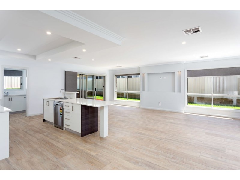 32 Ross Parkway, Gobbagombalin NSW 2650