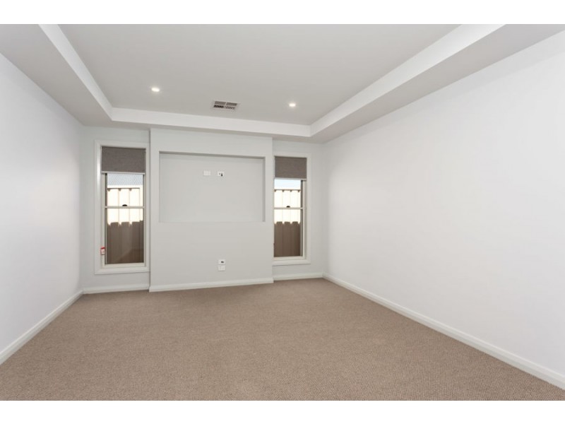 32 Ross Parkway, Gobbagombalin NSW 2650