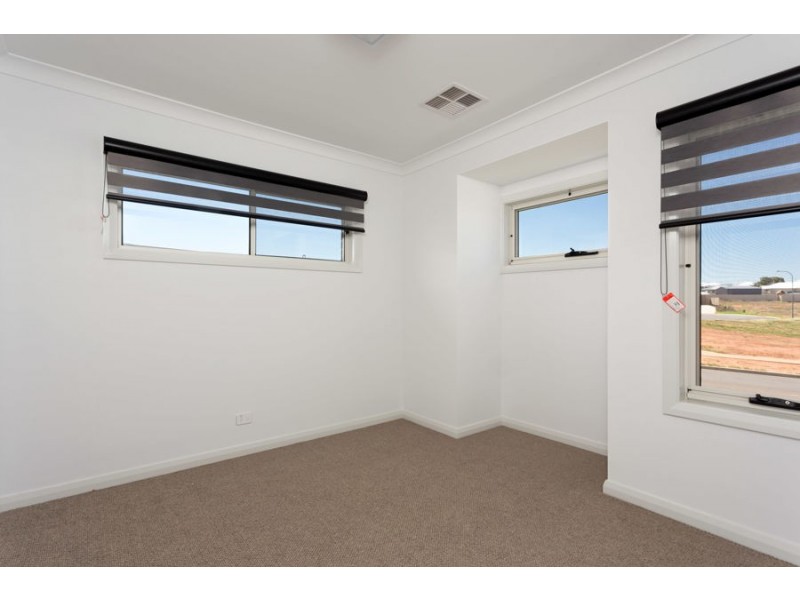 32 Ross Parkway, Gobbagombalin NSW 2650