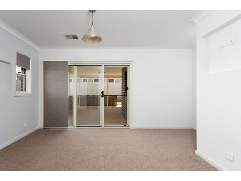 32 Ross Parkway, Gobbagombalin NSW 2650