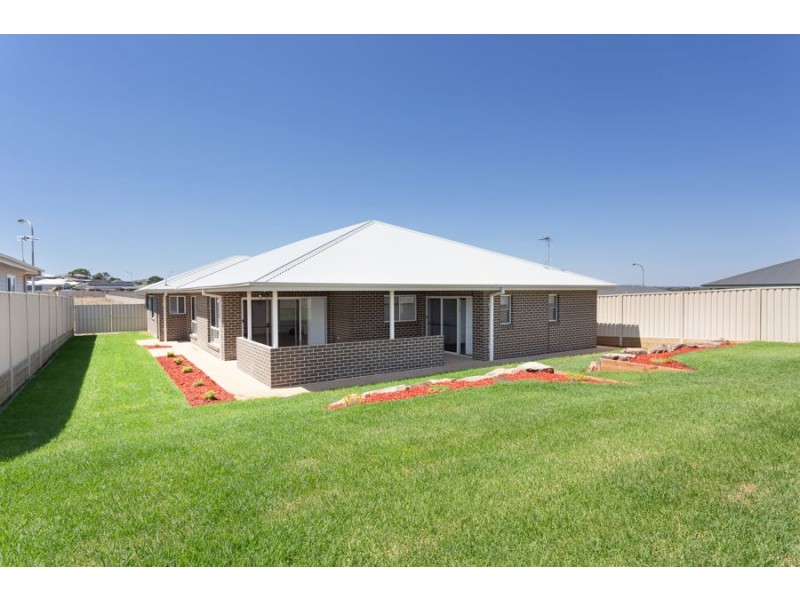 32 Ross Parkway, Gobbagombalin NSW 2650