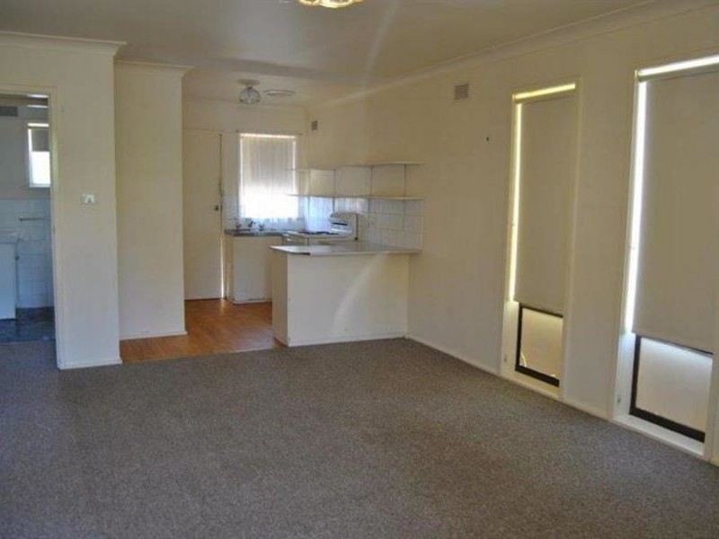 8 Nordlingen Drive, Tolland NSW 2650