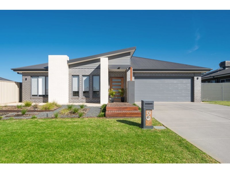 8 Ross Parkway, Gobbagombalin NSW 2650