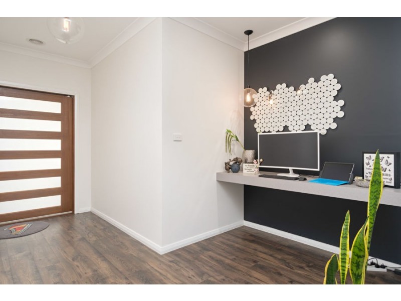 8 Ross Parkway, Gobbagombalin NSW 2650