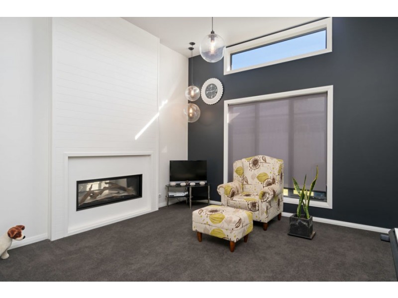 8 Ross Parkway, Gobbagombalin NSW 2650