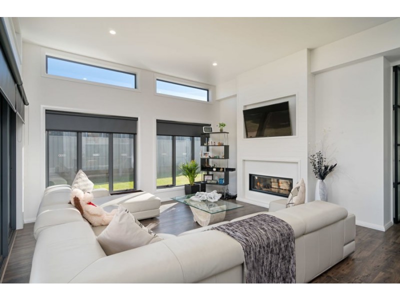 8 Ross Parkway, Gobbagombalin NSW 2650