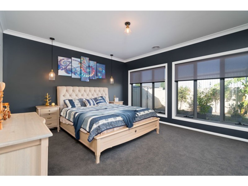 8 Ross Parkway, Gobbagombalin NSW 2650