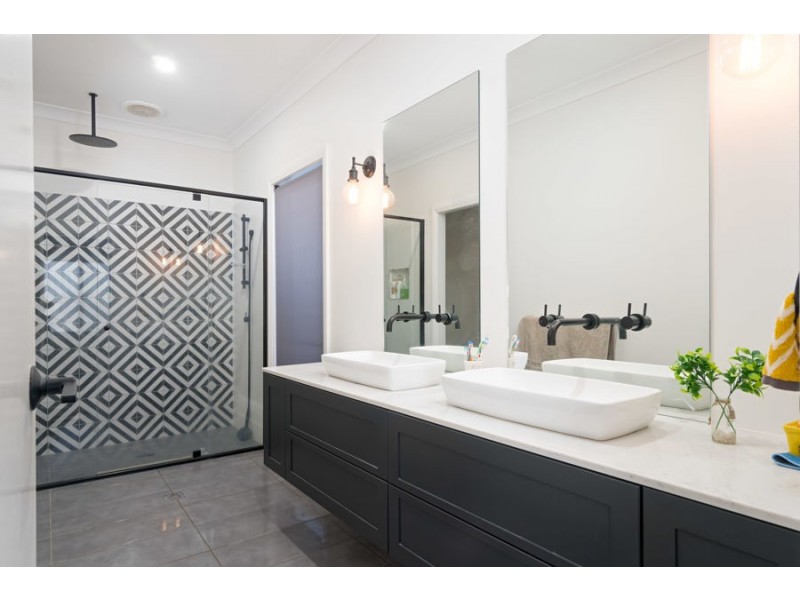 8 Ross Parkway, Gobbagombalin NSW 2650