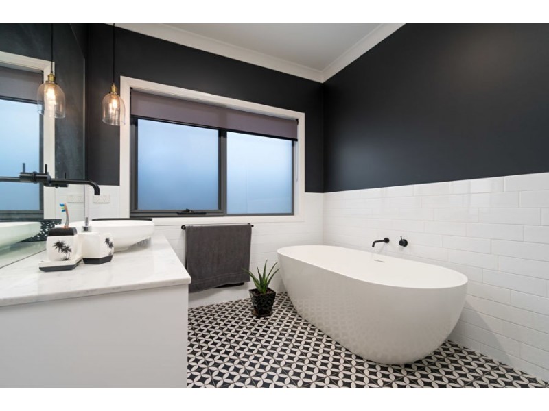 8 Ross Parkway, Gobbagombalin NSW 2650