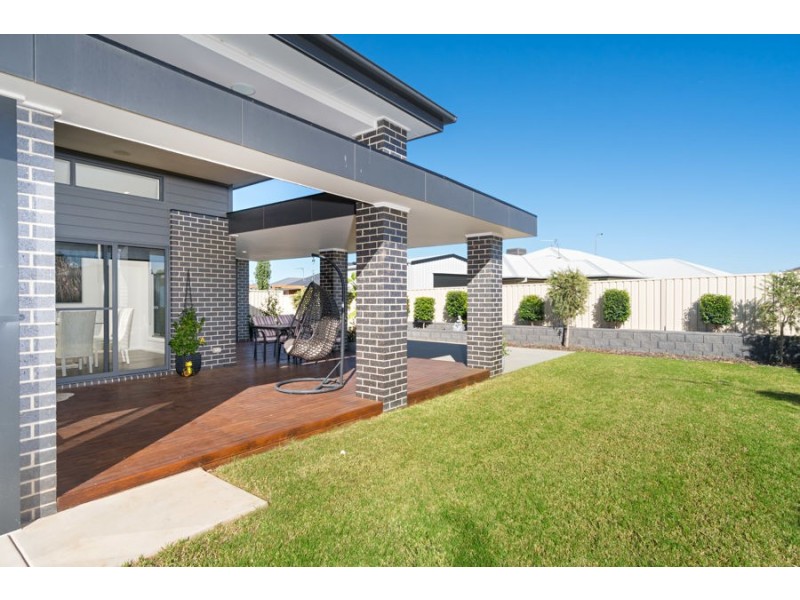 8 Ross Parkway, Gobbagombalin NSW 2650