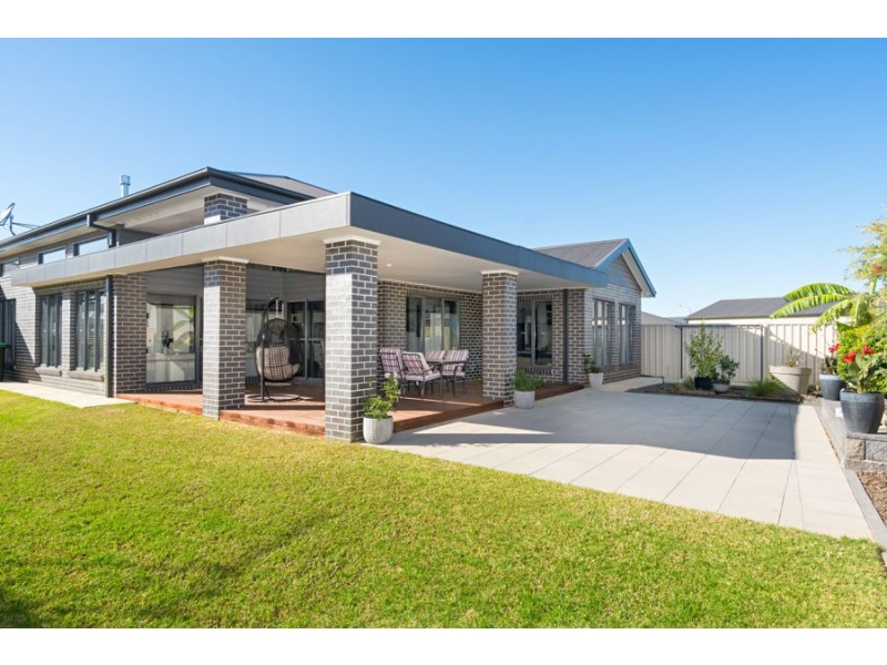 8 Ross Parkway, Gobbagombalin NSW 2650