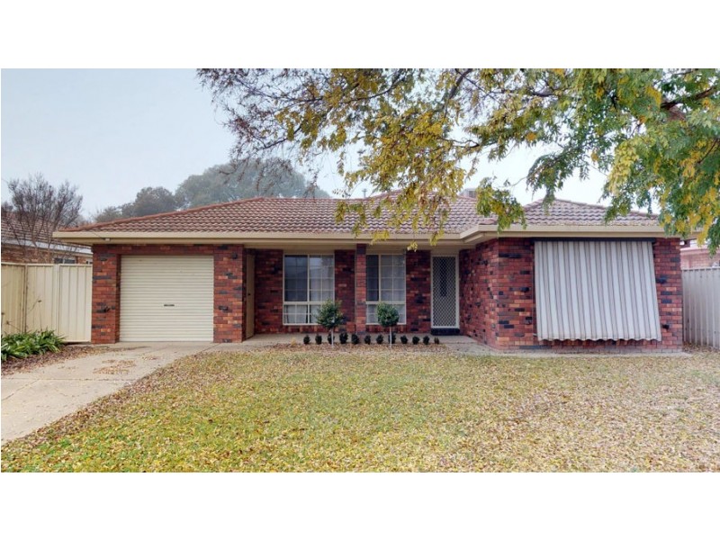 29 Grevillea Crescent, Lake Albert NSW 2650