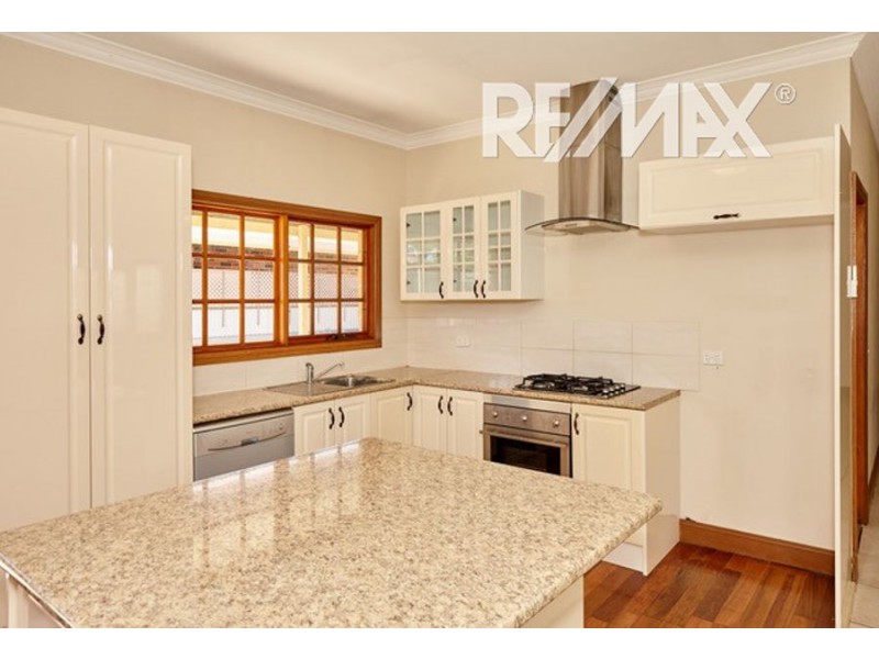 18 Rowe Street, Lake Albert NSW 2650