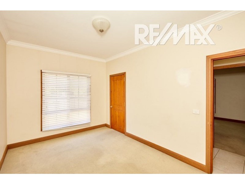 18 Rowe Street, Lake Albert NSW 2650