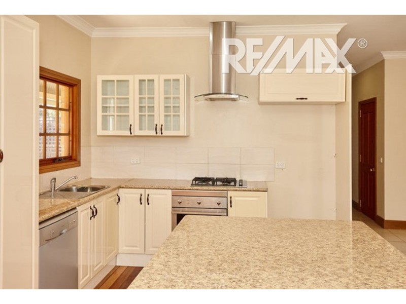 18 Rowe Street, Lake Albert NSW 2650