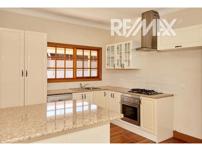 18 Rowe Street, Lake Albert NSW 2650