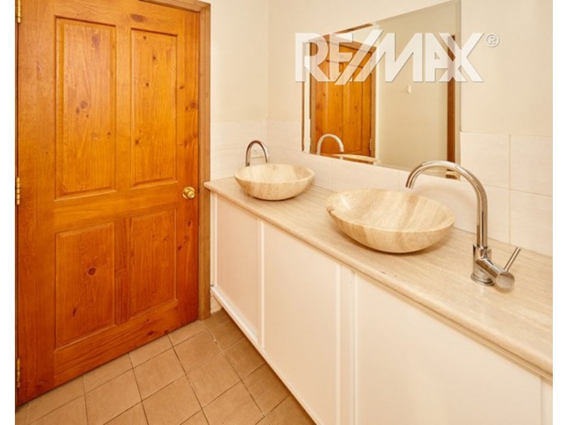 18 Rowe Street, Lake Albert NSW 2650