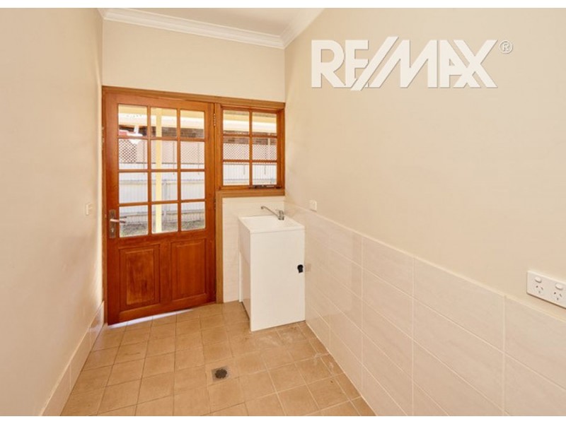 18 Rowe Street, Lake Albert NSW 2650