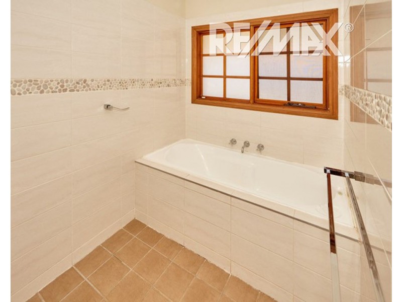 18 Rowe Street, Lake Albert NSW 2650