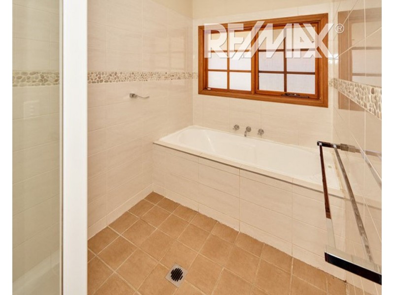 18 Rowe Street, Lake Albert NSW 2650