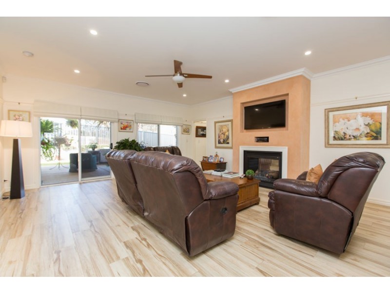 5 St Aubins Place, Bourkelands NSW 2650