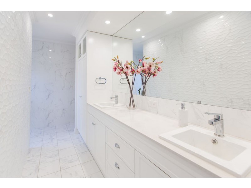 5 St Aubins Place, Bourkelands NSW 2650