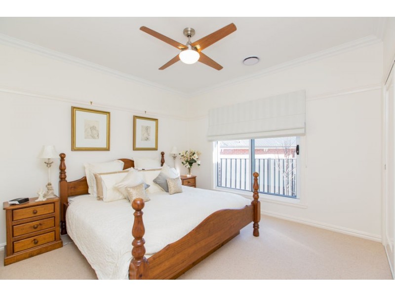 5 St Aubins Place, Bourkelands NSW 2650
