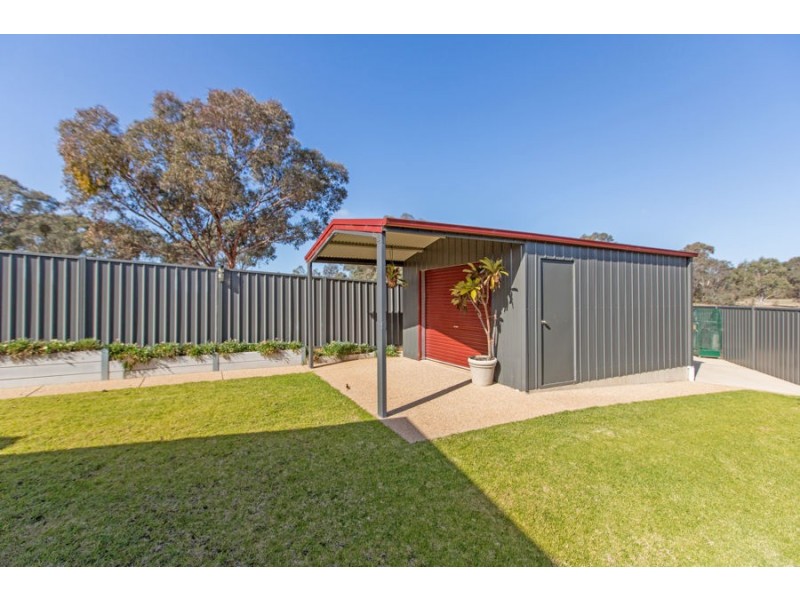 5 St Aubins Place, Bourkelands NSW 2650