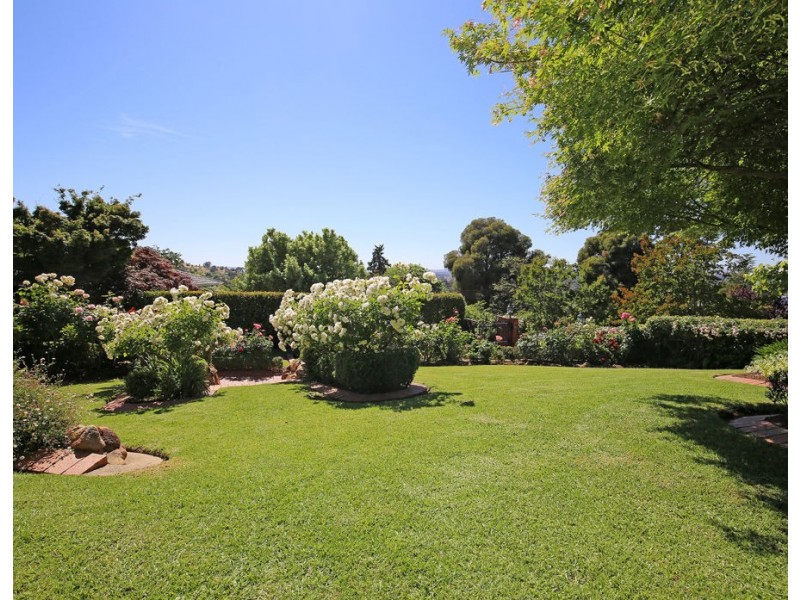 4 Bellevue Parade, Kooringal NSW 2650