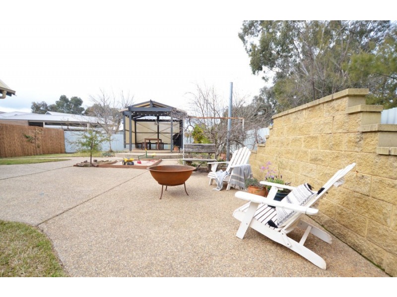 5 Atkins Place, Estella NSW 2650